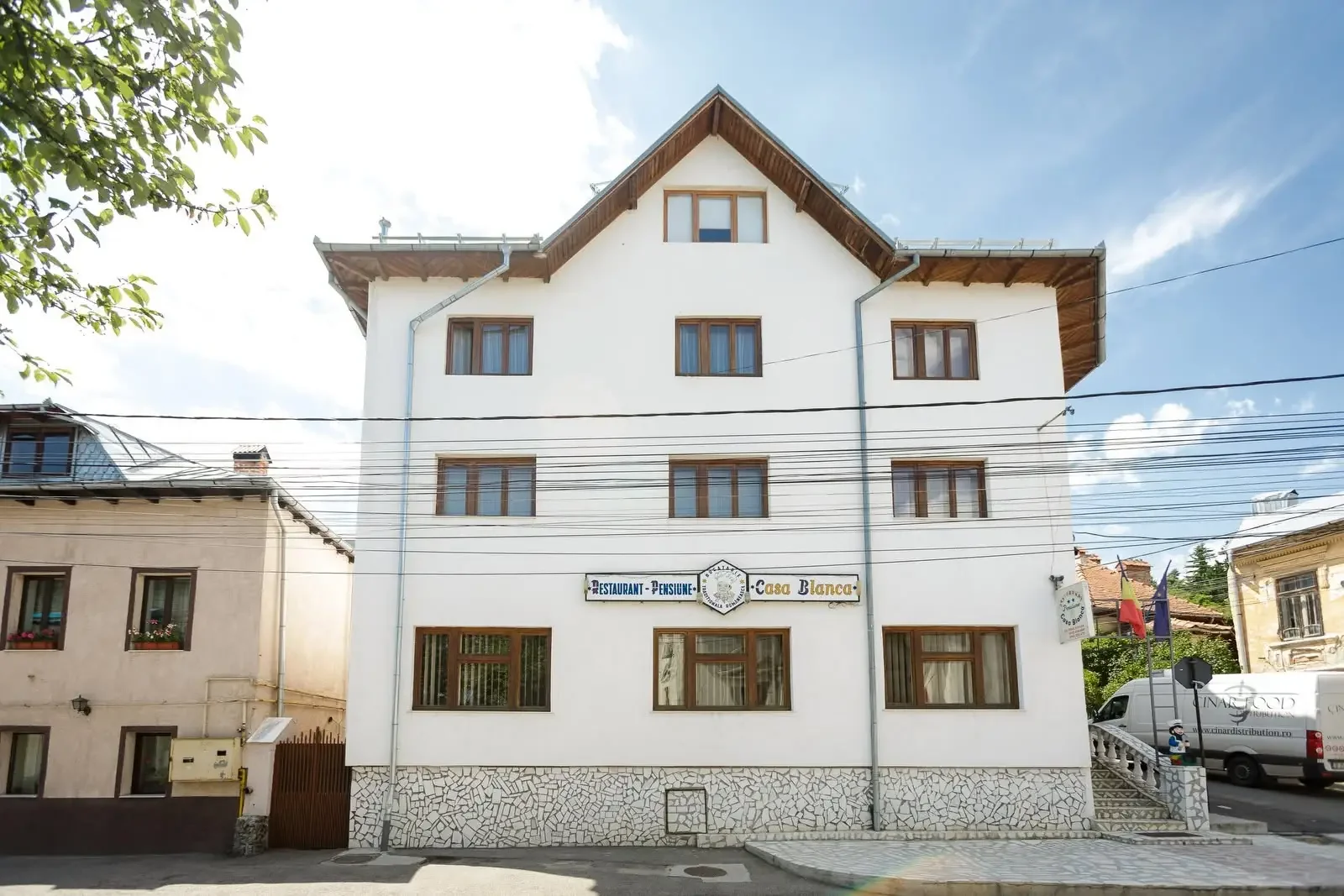 Exteriorul Pensiunii Casa Blanca din Câmpulung Muscel